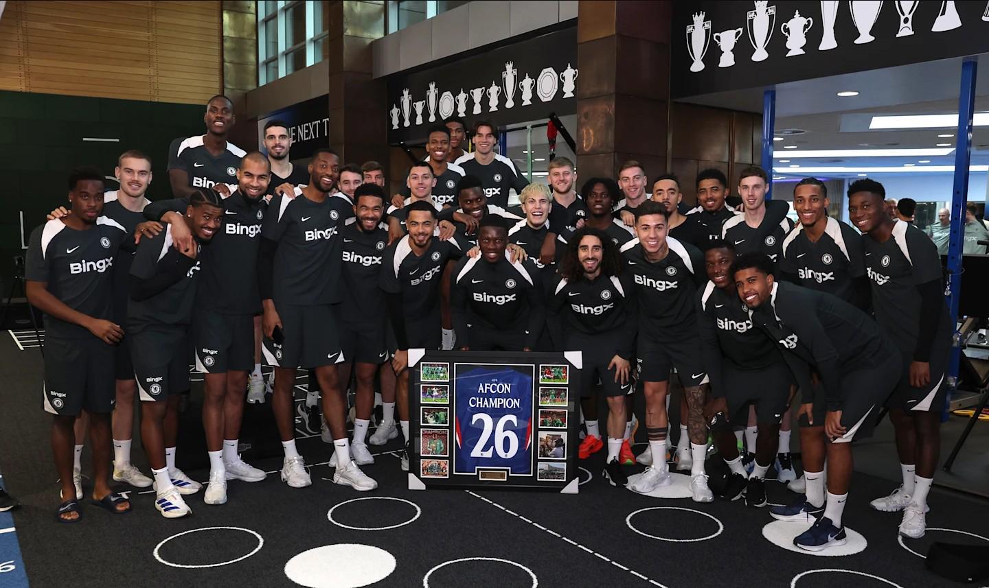 开云官方-马马杜-萨尔被召回后，切尔西球员共同祝贺他赢得非洲杯冠军