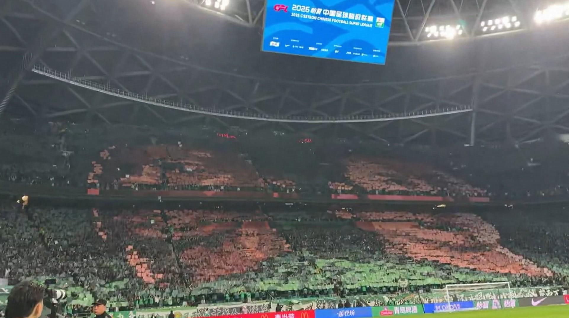 开云APP-国安对阵成都赛前，工体展示张玉宁、法比奥巨型Tifo